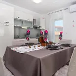 2 Bedroom Amazing In Mladenici Apartmán Viskovo