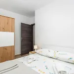 2 Bedroom Amazing In Mladenici Viskovo