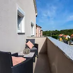 2 Bedroom Amazing In Mladenici Apartmán