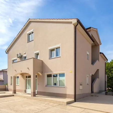 2 Bedroom Amazing In Mladenici Viskovo