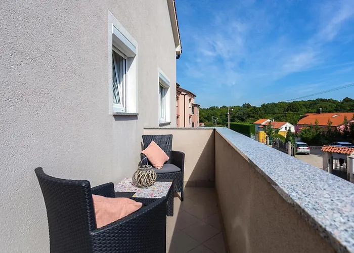 Stunning In Mladenici Apartamento